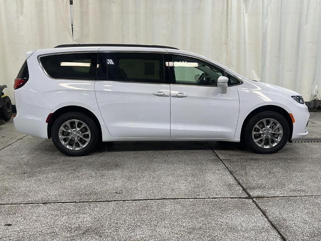Photo of 2022 Bright White Clearcoat Chrysler Pacifica