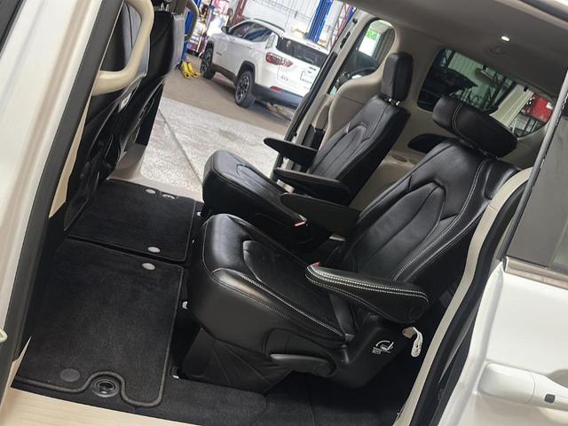 Photo of 2022 Bright White Clearcoat Chrysler Pacifica