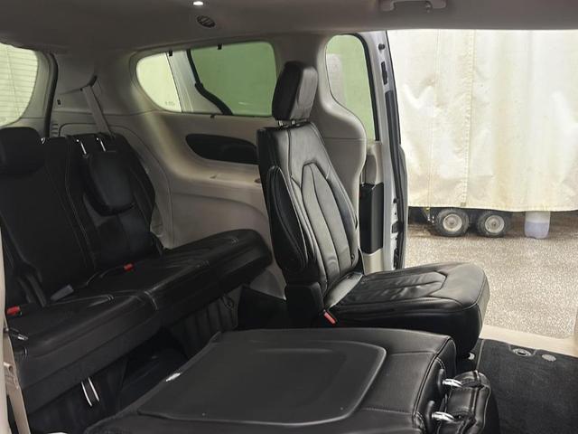Photo of 2022 Bright White Clearcoat Chrysler Pacifica