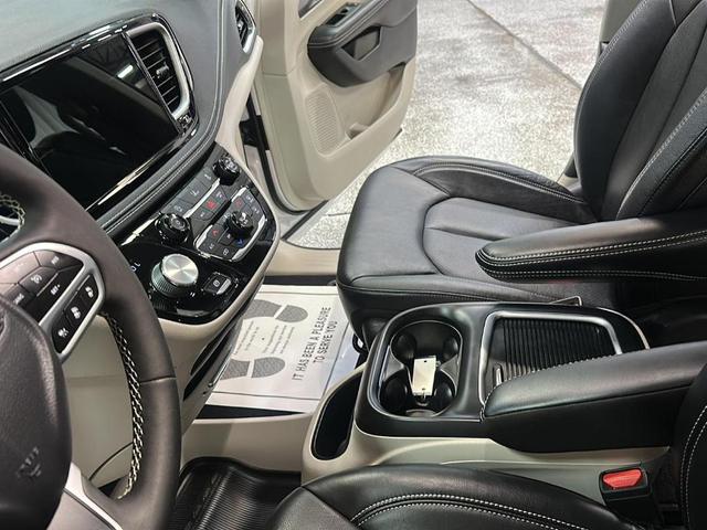 Photo of 2022 Bright White Clearcoat Chrysler Pacifica