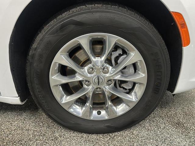 Photo of 2022 Bright White Clearcoat Chrysler Pacifica