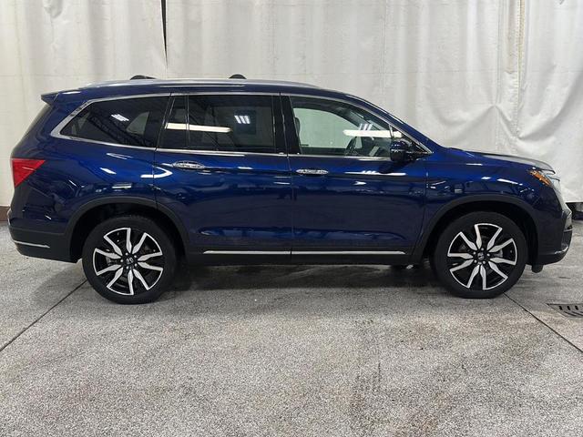 Photo of 2022 Obsidian Blue Pearl Honda Pilot