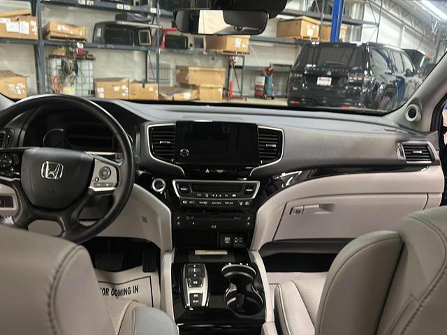 Photo of 2022 Obsidian Blue Pearl Honda Pilot