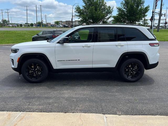 Photo of 2025 Bright White Clearcoat Jeep Grand Cherokee