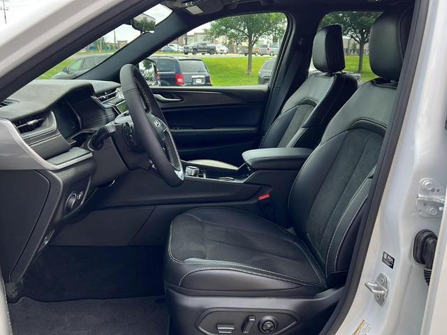 Photo of 2025 Bright White Clearcoat Jeep Grand Cherokee