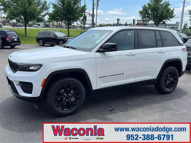 Photo of 2025 Bright White Clearcoat Jeep Grand Cherokee