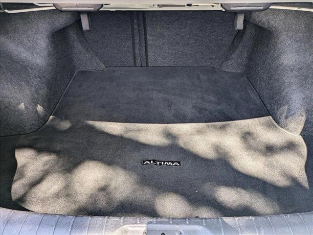 Photo of 2023 Glacier White Nissan Altima