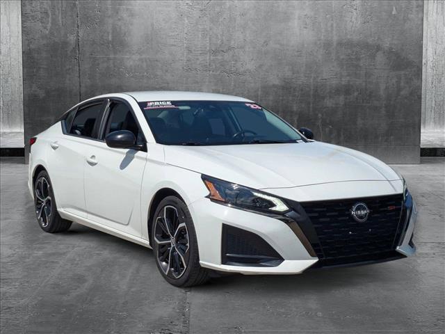 Photo of 2023 Glacier White Nissan Altima