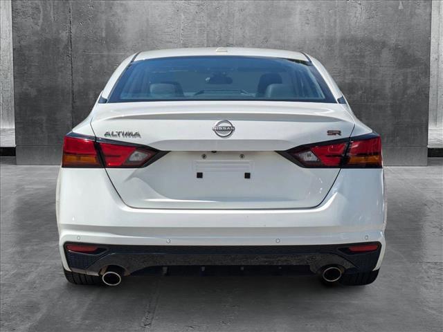 Photo of 2023 Glacier White Nissan Altima