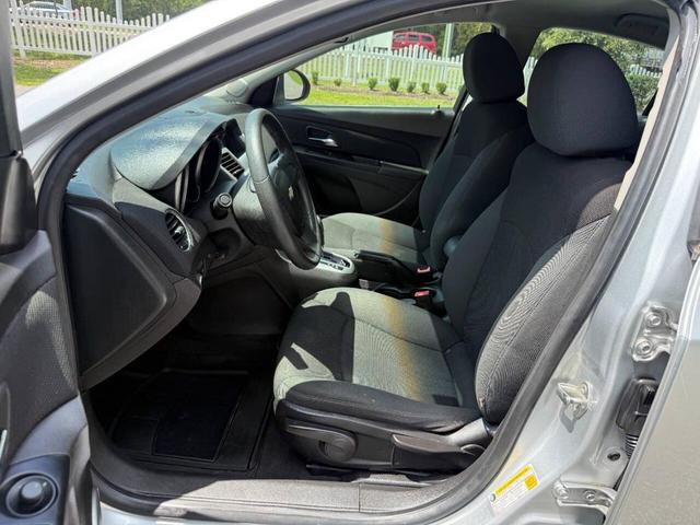 Photo of 2011 Silver Ice Metallic Chevrolet Cruze