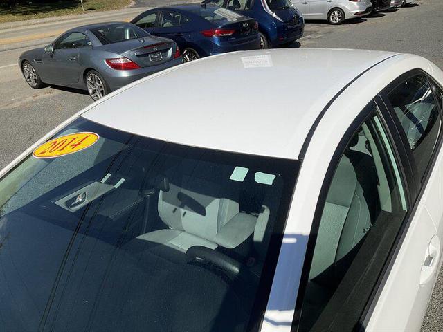 Photo of 2014 Super White Toyota Corolla