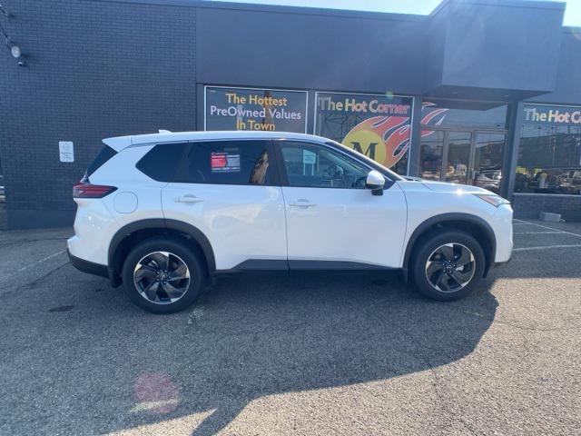 Photo of 2025 Everest White Pearl Nissan Rogue