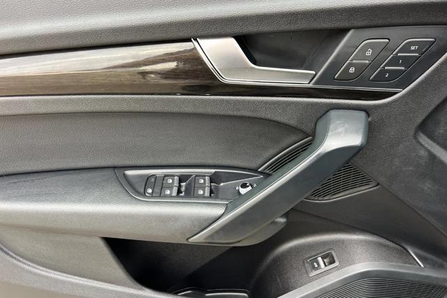 Photo of 2018 Florett Silver Metallic Audi Q5