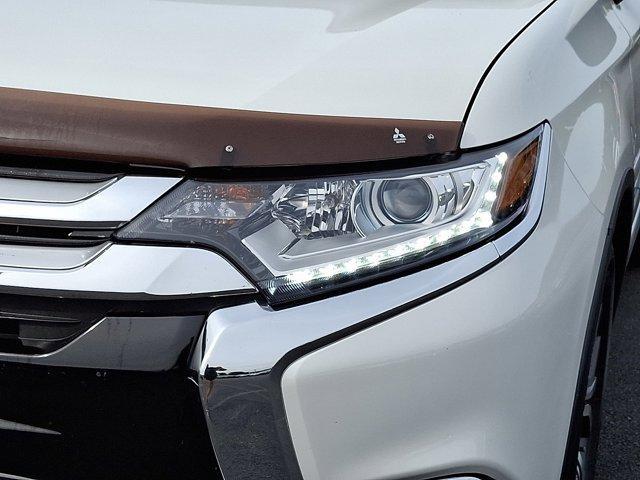 Photo of 2017 Diamond White Pearl Mitsubishi Outlander