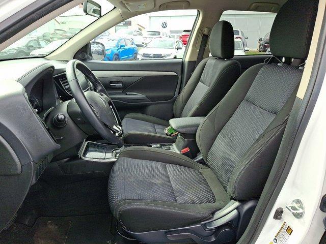 Photo of 2017 Diamond White Pearl Mitsubishi Outlander