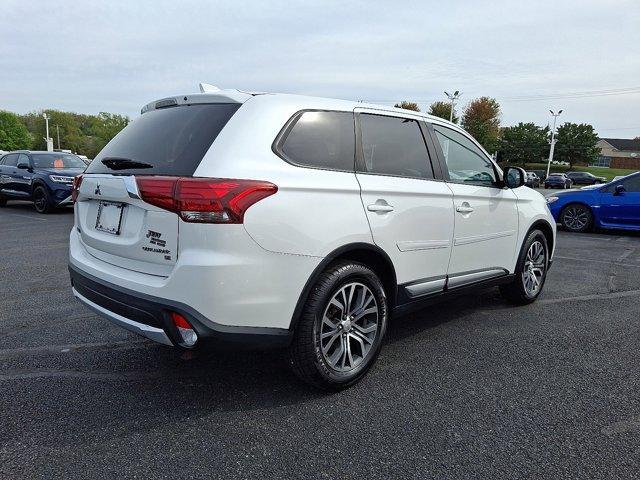 Photo of 2017 Diamond White Pearl Mitsubishi Outlander