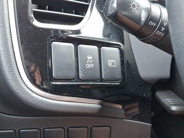 Photo of 2017 Diamond White Pearl Mitsubishi Outlander