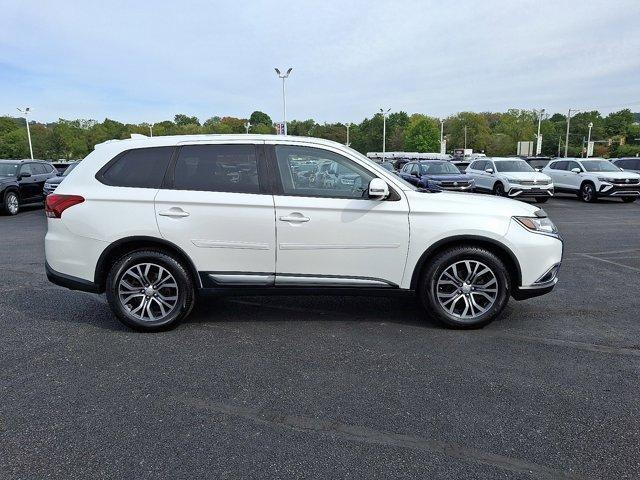 Photo of 2017 Diamond White Pearl Mitsubishi Outlander