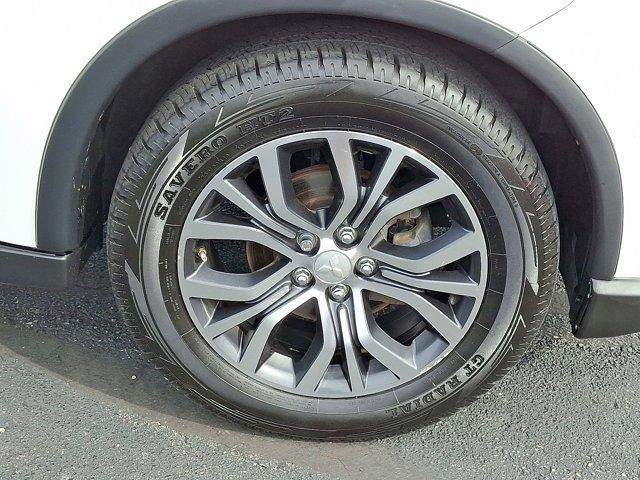 Photo of 2017 Diamond White Pearl Mitsubishi Outlander