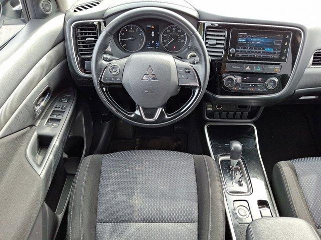Photo of 2017 Diamond White Pearl Mitsubishi Outlander