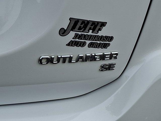 Photo of 2017 Diamond White Pearl Mitsubishi Outlander