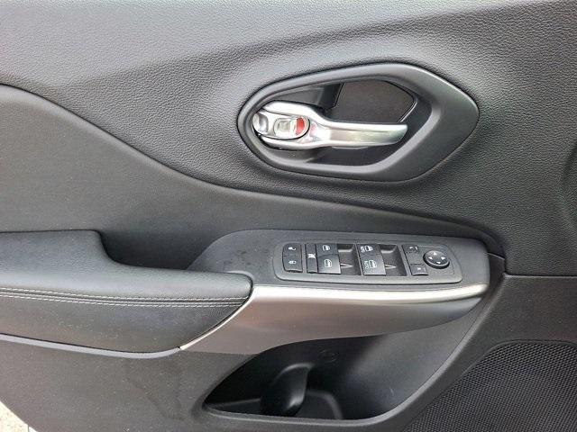 Photo of 2021 Bright White Clearcoat Jeep Cherokee