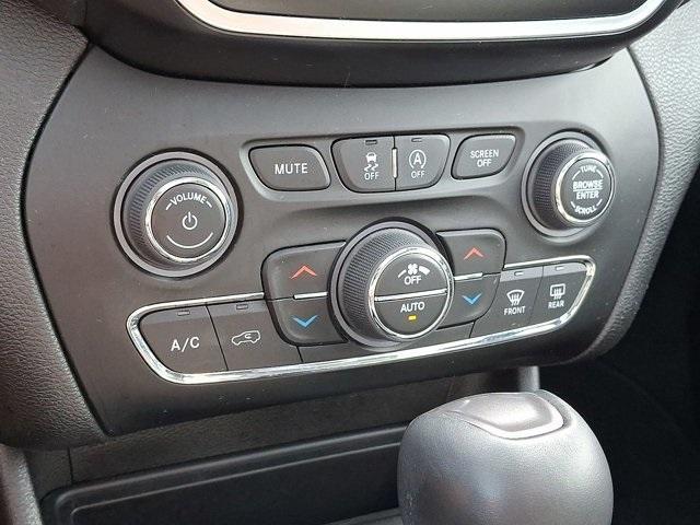 Photo of 2021 Bright White Clearcoat Jeep Cherokee