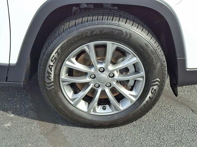 Photo of 2021 Bright White Clearcoat Jeep Cherokee