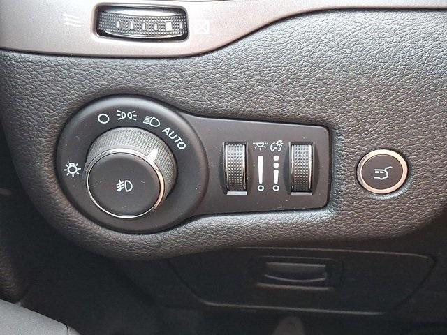 Photo of 2021 Bright White Clearcoat Jeep Cherokee