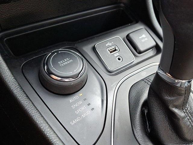 Photo of 2021 Bright White Clearcoat Jeep Cherokee