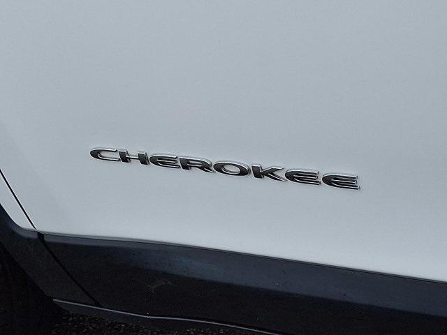 Photo of 2022 Bright White Clearcoat Jeep Cherokee