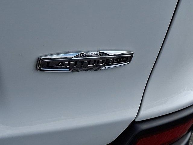 Photo of 2022 Bright White Clearcoat Jeep Cherokee