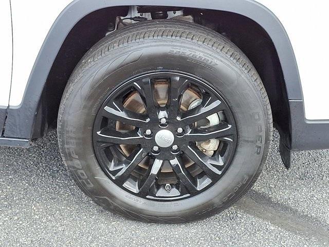 Photo of 2022 Bright White Clearcoat Jeep Cherokee