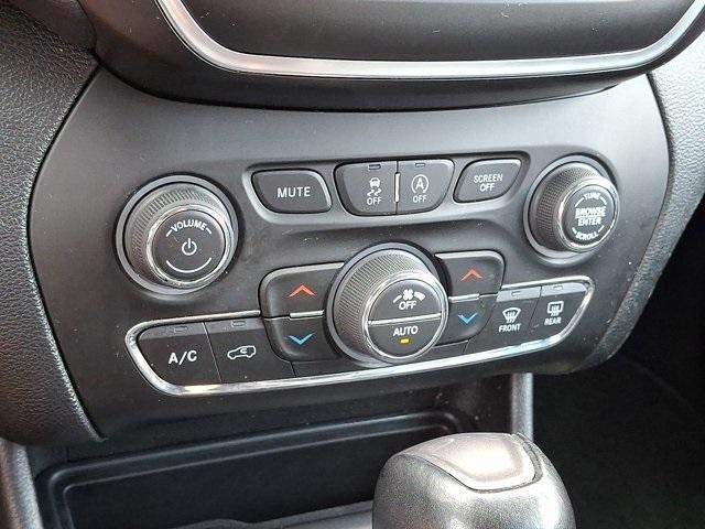 Photo of 2022 Bright White Clearcoat Jeep Cherokee