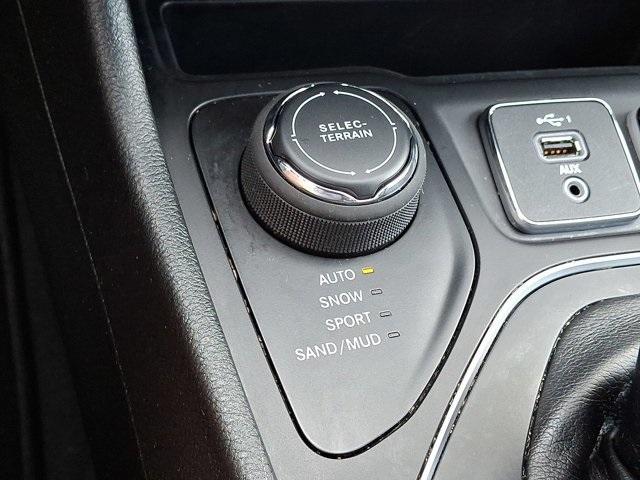 Photo of 2022 Bright White Clearcoat Jeep Cherokee