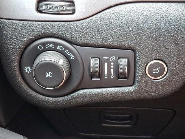 Photo of 2022 Bright White Clearcoat Jeep Cherokee