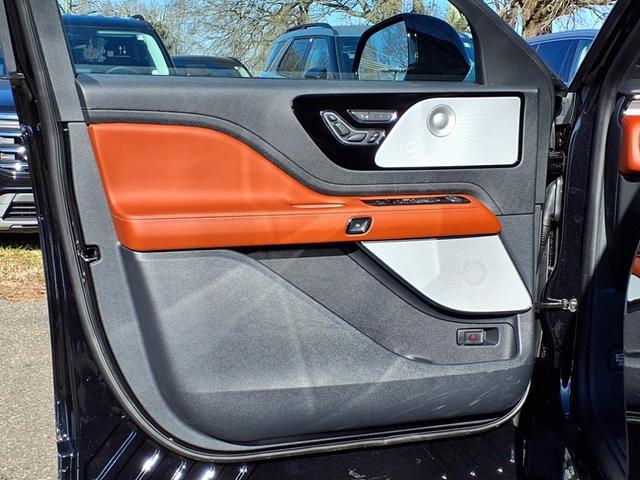 Photo of 2025 Infinite Black Metallic Lincoln Aviator