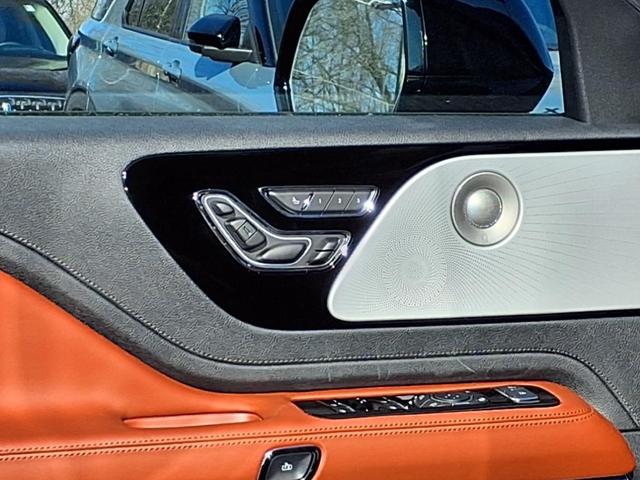 Photo of 2025 Infinite Black Metallic Lincoln Aviator