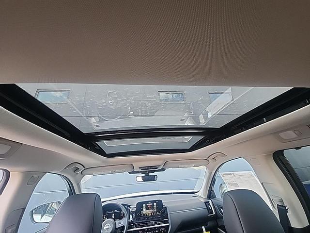 Photo of 2025 White / Black Nissan Pathfinder