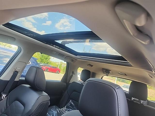 Photo of 2025 White / Black Nissan Pathfinder