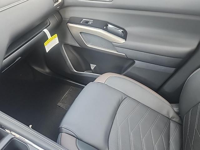 Photo of 2025 White / Black Nissan Pathfinder