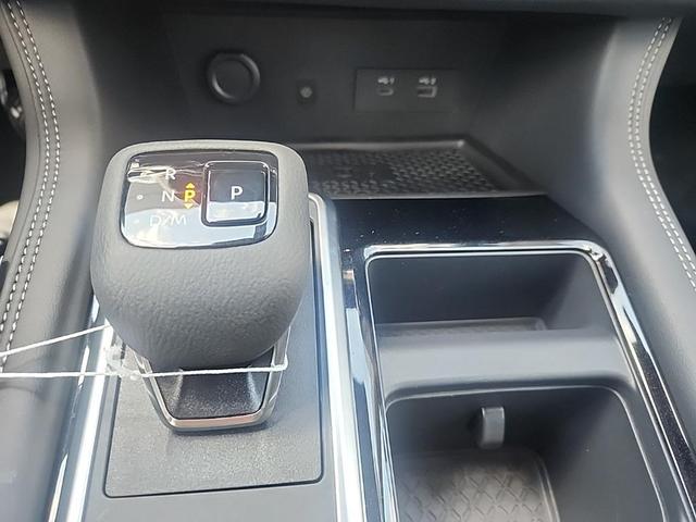Photo of 2025 White / Black Nissan Pathfinder
