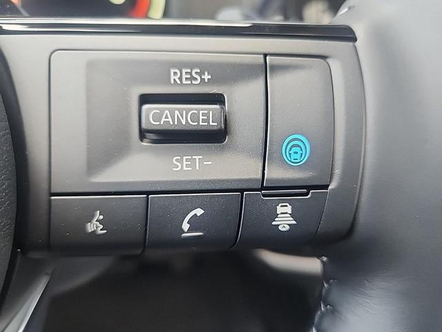 Photo of 2025 White / Black Nissan Pathfinder