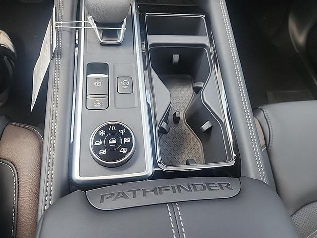 Photo of 2025 White / Black Nissan Pathfinder