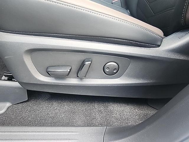 Photo of 2025 White / Black Nissan Pathfinder