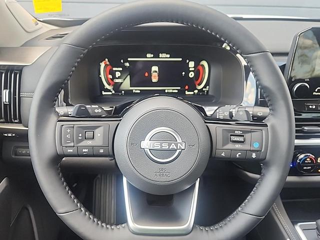 Photo of 2025 White / Black Nissan Pathfinder