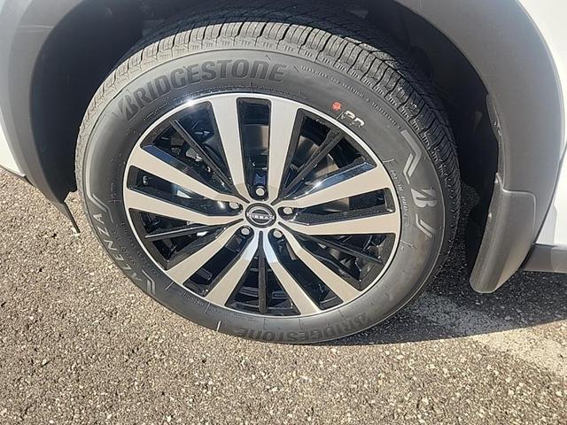 Photo of 2025 White / Black Nissan Pathfinder