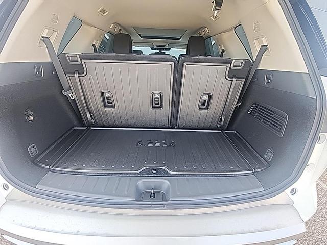 Photo of 2025 White / Black Nissan Pathfinder