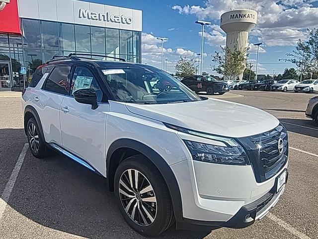 Photo of 2025 White / Black Nissan Pathfinder