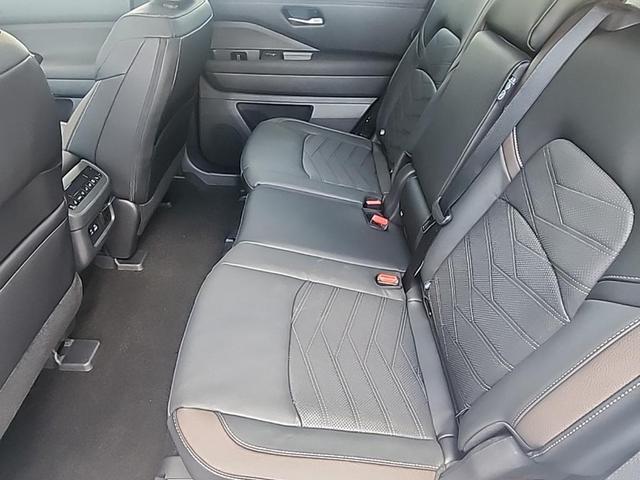 Photo of 2025 White / Black Nissan Pathfinder